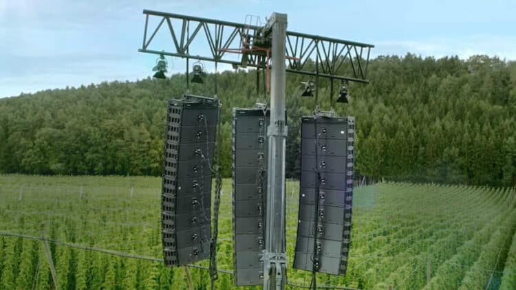 Lautsprecheranlage im Hopfenfeld von Beck's