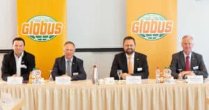 Timo Huwer, Geschäftsführung Globus Baumärkte, Thomas Bruch, geschäftsführender Gesellschafter Globus Holding, Christan Heins, Geschäftsführer Finanzen Globus Holding, und Johannes Scupin, Sprecher der Geschäftsführung Globus SB-Warenhaus, stellen die Unternehmensbilanz vor.