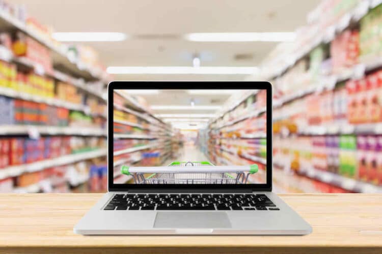 Blick durch Laptop-Bildschirm in Supermarkt