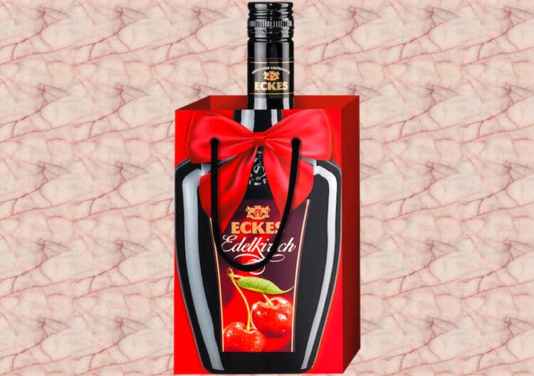 Knallroter Hingucker im Regal