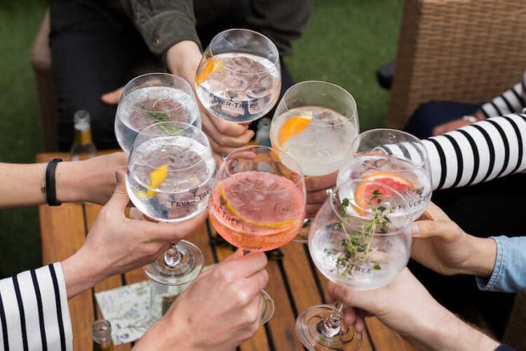 Anstoßen für guten Zweck