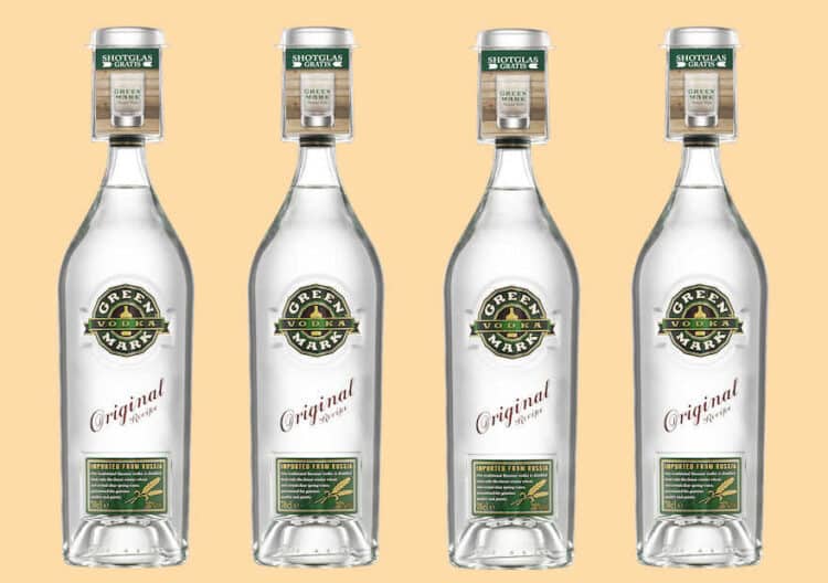 Mit Shotglas-Onpack im Handel