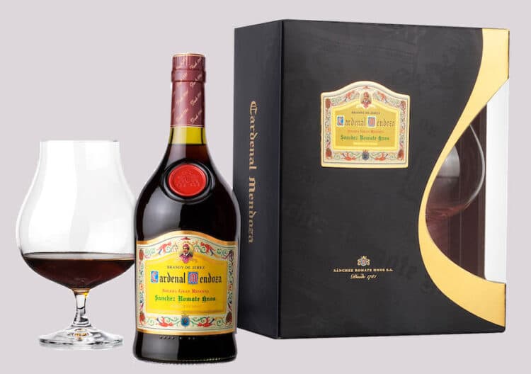 Anstoßen mit Kardinal