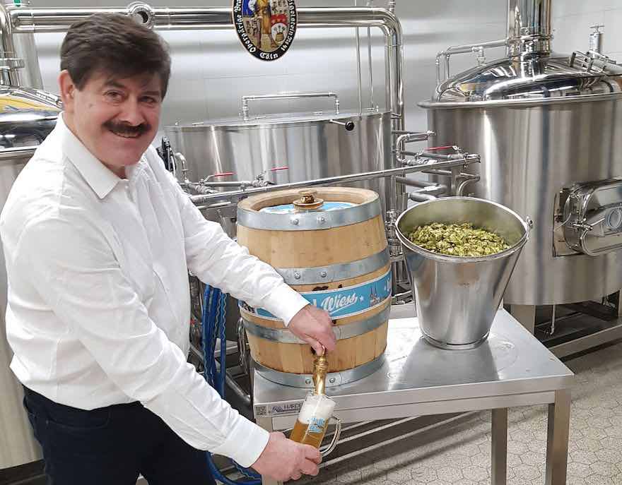 Gaffel Wiess 1. abgefüllte Fass mit Braumeister Reiner Radke in der Versuchsbrauerei