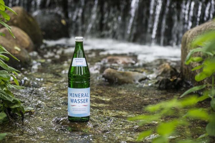 Mineralwasser mit deutlichem Minus