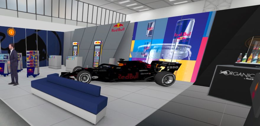 Ein Formel 1-Wagen ist der Blickfang am Red Bull-Messestand.