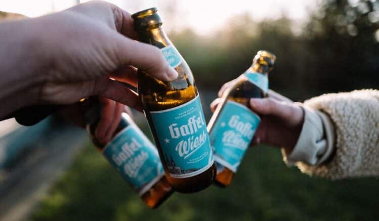 Gaffel bringt Wiess in die Flasche