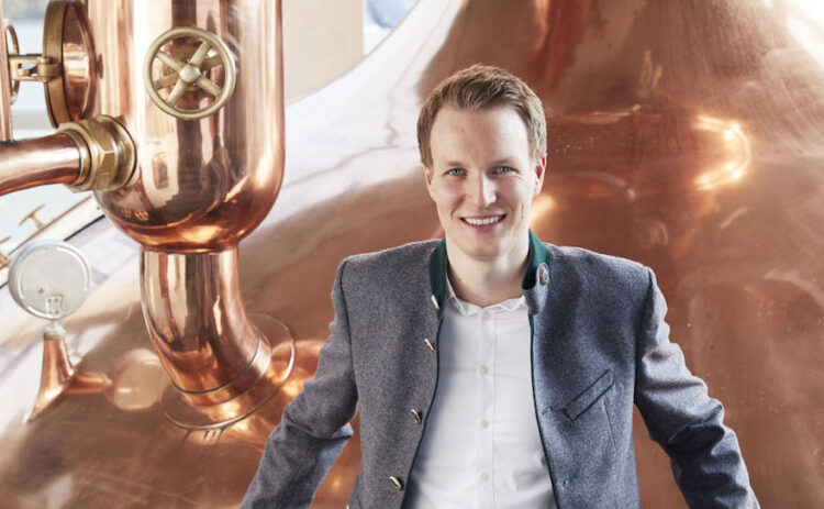 Johannes Ehrnsperger vor einem Sudkessel