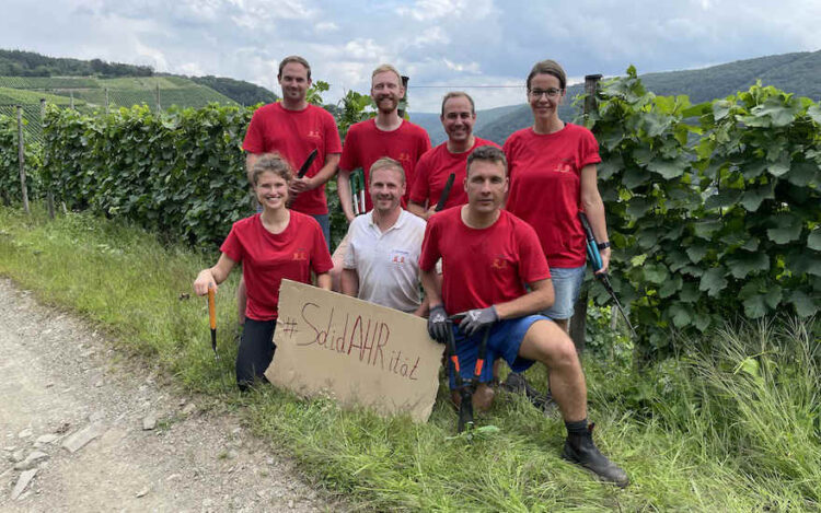 Rotkäppchen-Mumm packt im Ahrtal mit an
