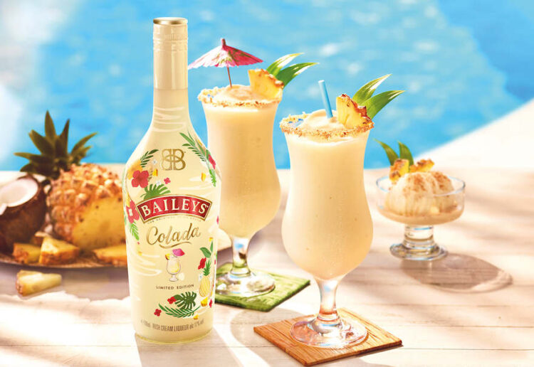 Flasche und Gläser mit "Baileys Colada"