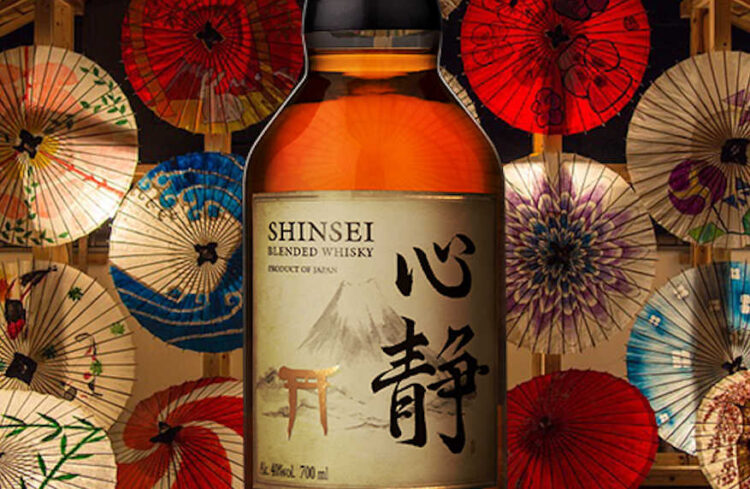 Shinsei Whisky vor Wand mit japanischen Schirmen