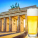 Bierglas vor dem Brandenburger Tor in Berlin