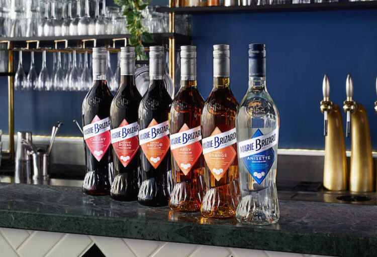 Sechs Sorten Marie Brizard auf Bartresen