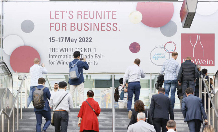 Messebesucher am Eingang der Prowein