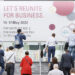Messebesucher am Eingang der Prowein