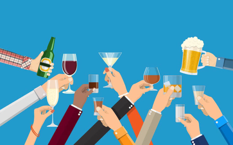 Hände stoßen mit verschiedenen alkoholischen Getränken an