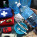 Notfallpaket mit Verbandskasten und Wasserflasche