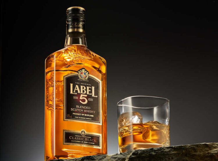 Flasche und Glas Label 5 Scotch