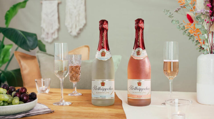 Zwei Flaschen Rotkäppchen Alkoholfrei auf dem Tisch