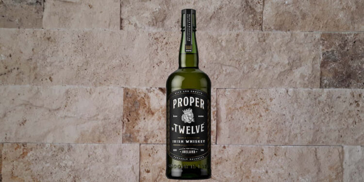 Flasche Proper No. 12 Irish Whiskey vor Steinmauer