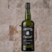 Flasche Proper No. 12 Irish Whiskey vor Steinmauer