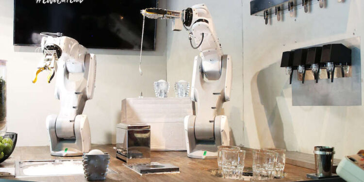 Zwei Roboter an der Bar bei Sausalitos