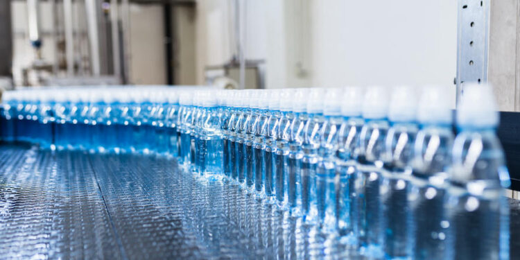 Wasserflaschen in der Abfüllanlage