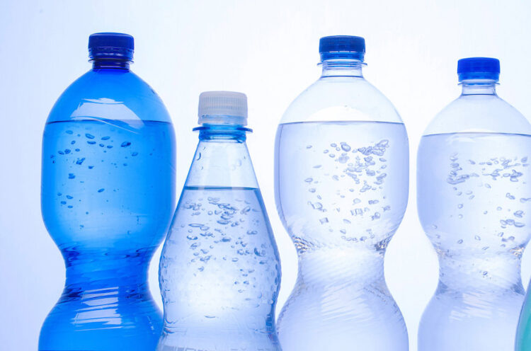 Verschiedene Mineralwasserflaschen