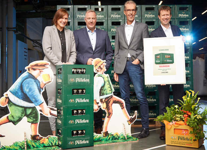 Die Projektverantwortlichen der Brauerei Veltins und der Firma Delbrouck: Katrin Bücker, Veltins-Senior-Produktmanagerin, Peter Peschmann, Veltins-Technik-Geschäftsführer, Eckhard Broer, Geschäftsleiter Fa. Delbrouck, und Frank Diebold, Veltins-Bereichsleiter Einkauf und Supply Chain Management (v.l.).