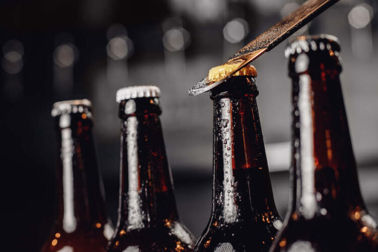 Bierflasche wird geöffnet