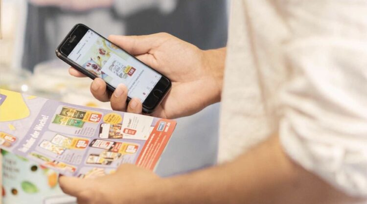 Rewe schafft Papier-Handzettel ab