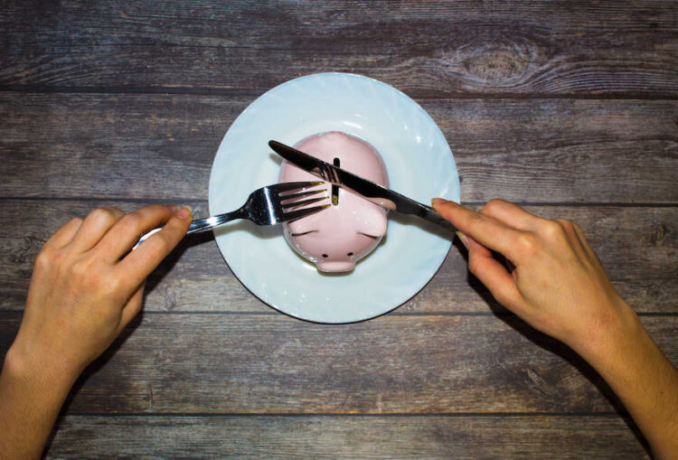 Sparschwein auf einem Teller