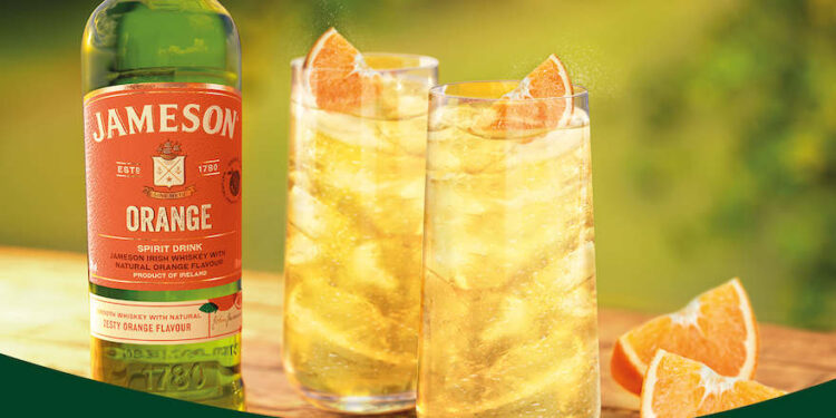 Eine Flasche Jameson Orange und zwei Longdrink-Gläser