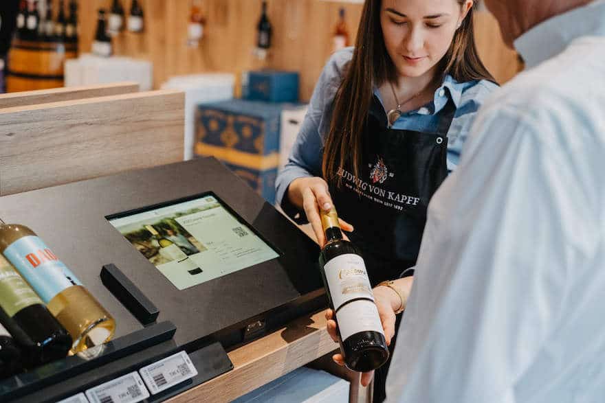 Beraterin und Kunde am Monitor