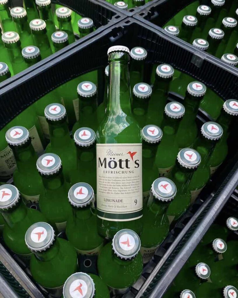 Kiste Mött's und eine Flasche obendrauf