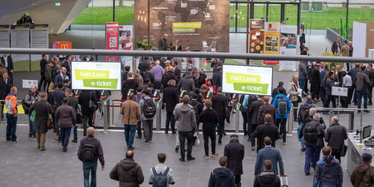 Menschen am Eingang der Nürnberg Messe