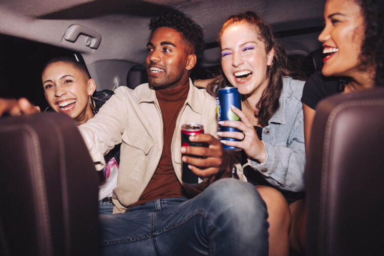 Junge Leute mit Getränkedosen