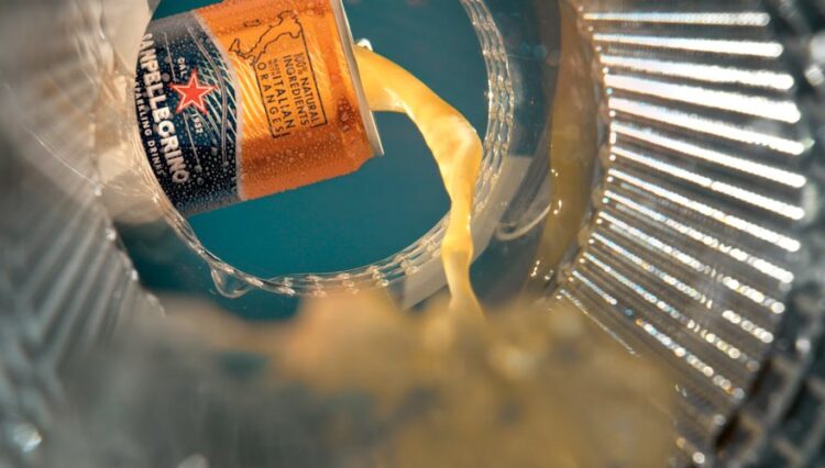 Limo wird in Glas eingegossen