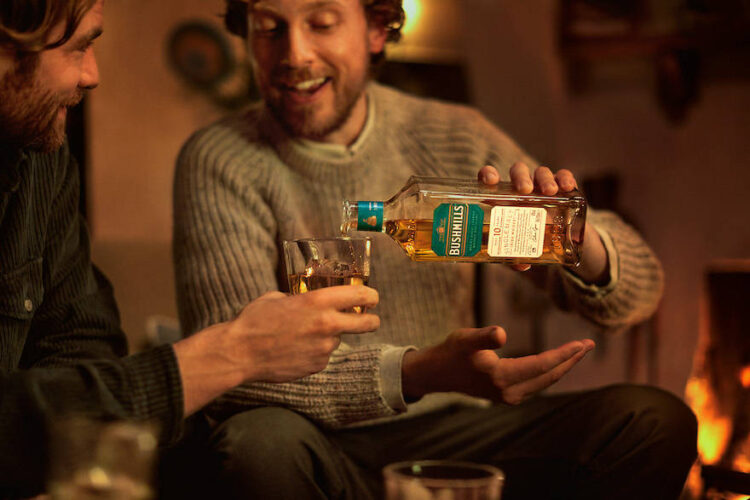 Werbemotiv Männer beim Whiskeytrinken