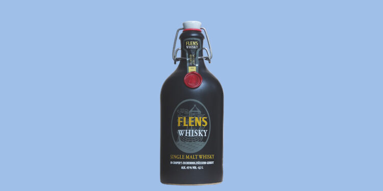 Eine Flasche Flens Whisky