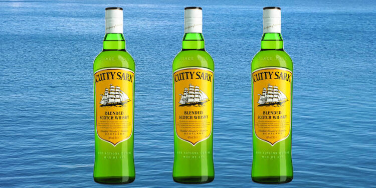 Eine Flasche Cutty Sark vor Meereshintergrund