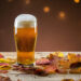 Bierglas auf Tisch mit Herbstlaub