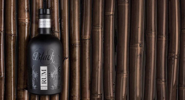Der Black Rum von Gansloser vor Zuckerrohr-Hintergrund