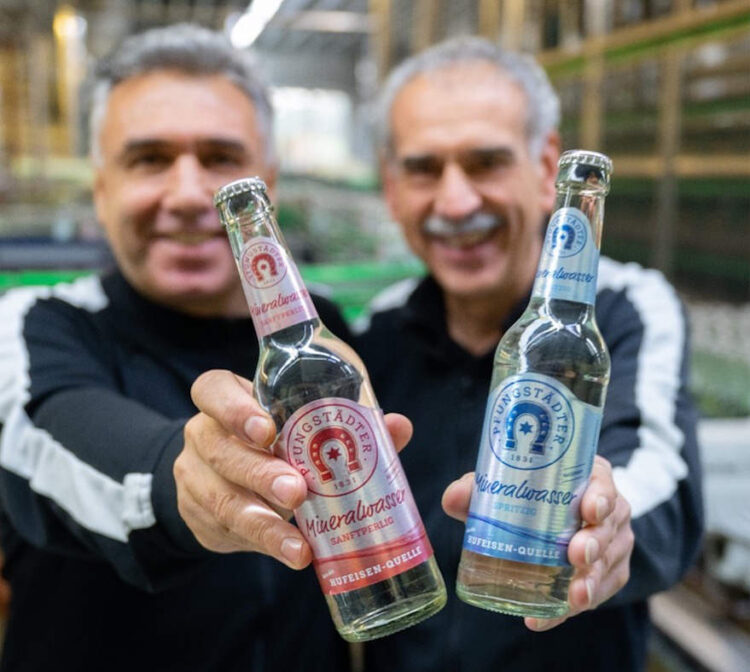 Geschäftsführer Peter Winter (rechts) und Hasan Uzoglu aus der Abfüllung präsentieren das Pfungstädter Mineralwasser in zwei Sorten.