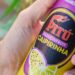 Eine Dose Pitú Passionfruit Caipirinha in einer Frauenhand