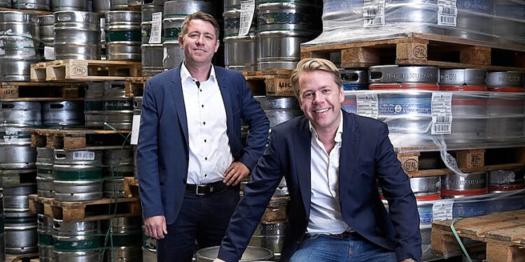 Andreas und Henning Tadsen im Fasslager