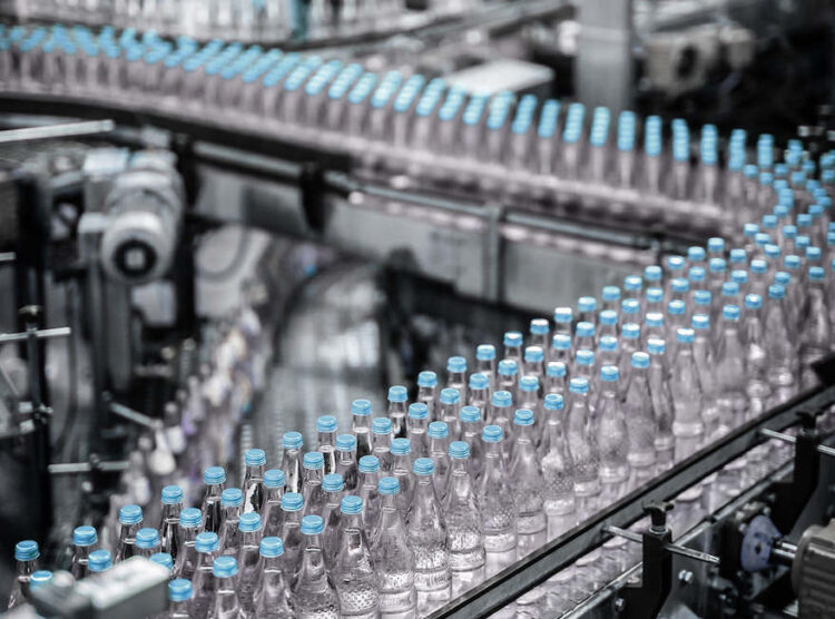 Mineralwasserflaschen in der Abfüllung