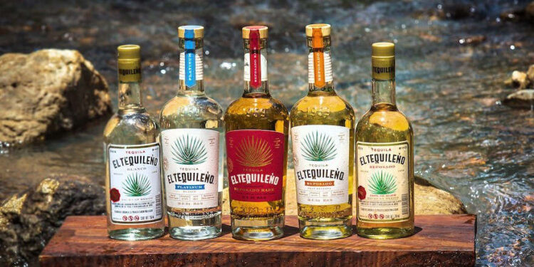 fünf Flaschen der Marke El Tequileno