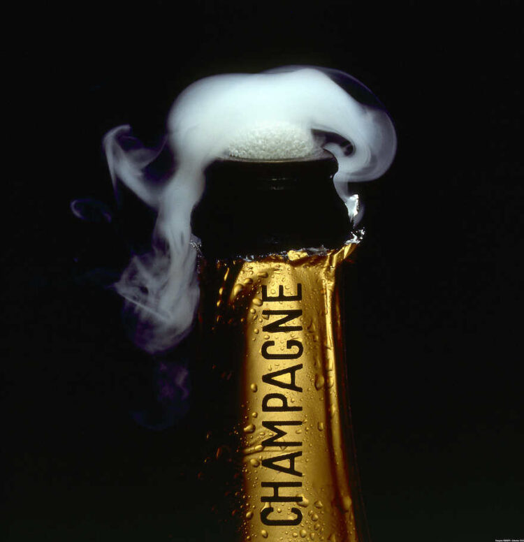 Flaschenhals mit heraussprudelndem Champagner