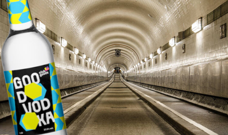 Good Wodka-Flasche im Hamburger Elbtunnel